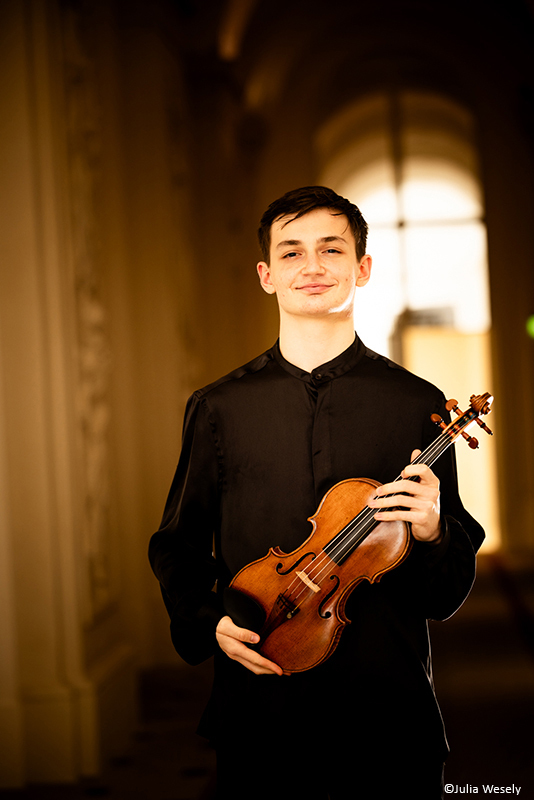 Portrait Leonhard Baumgartner mit Violine