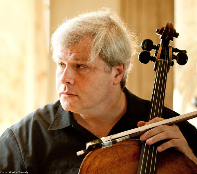 Portrait Christophe Pantillion mit Cello