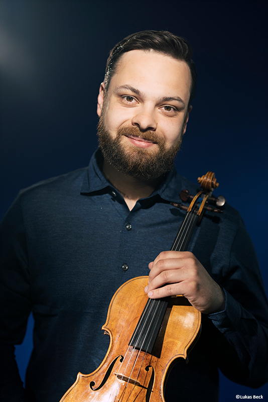 Portrait Christophe Pantillion mit Cello