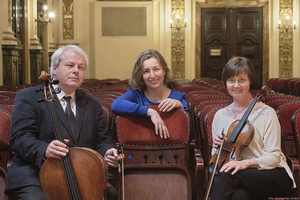 V. l. n. r.: Christophe Pantillon mit Cello, Biliana Tzinlikova, und Klara Flieder mit Violine im Ehrbar Saal