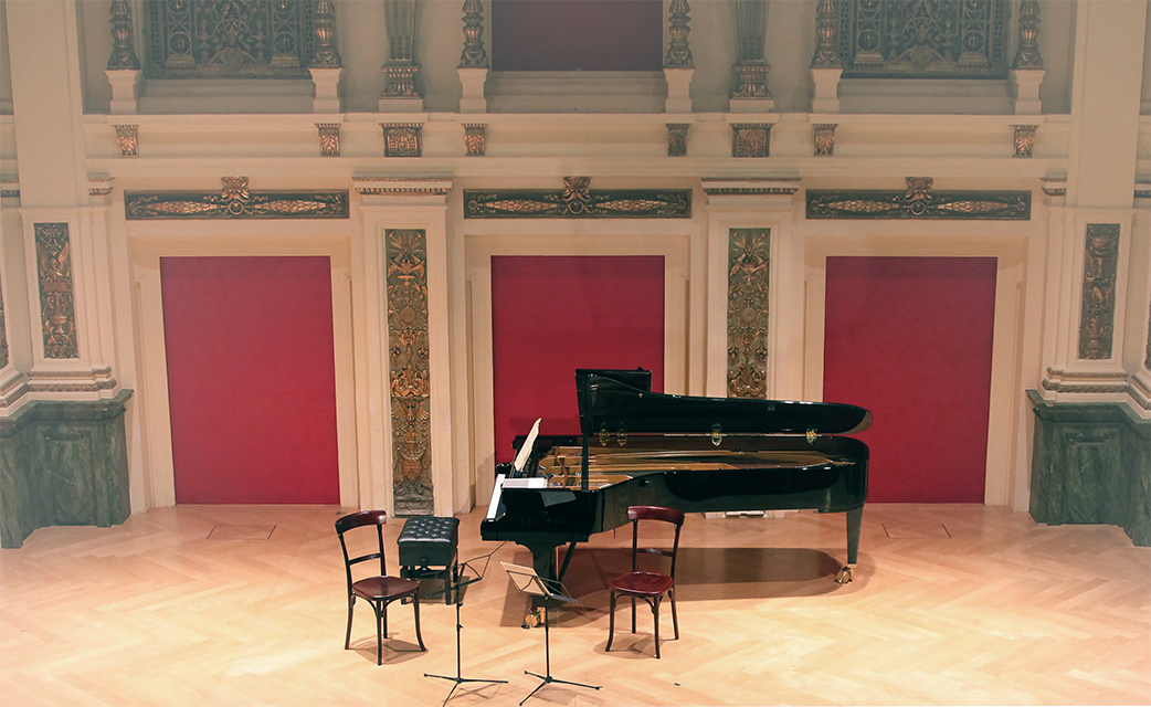 V. l. n. r.: Christophe Pantillon mit Cello, Biliana Tzinlikova, und Klara Flieder mit Violine im Ehrbar Saal