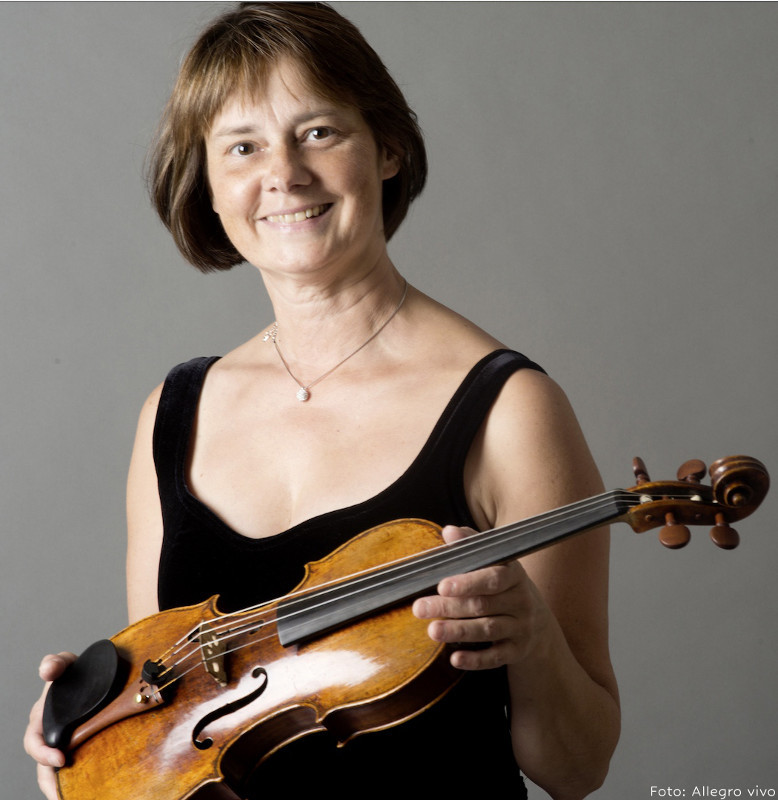 Portrait Klara Flieder mit Violine