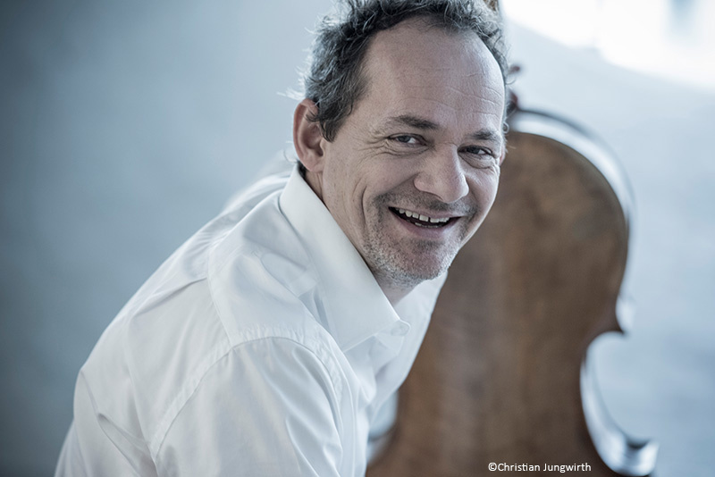 Portrait Reinhard Latzko mit Cello